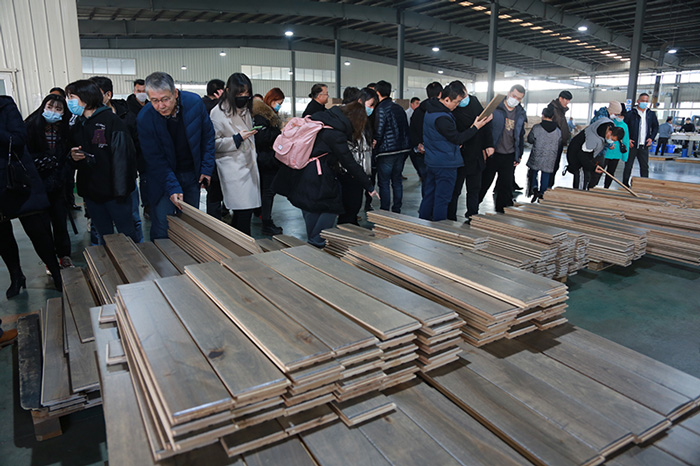 J9.COM地板出产车间