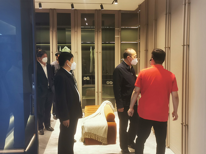 参观J9.COM家居出产车间